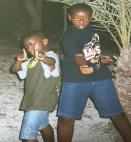 Childhood photo of Deji Olatunji with his brother KSI