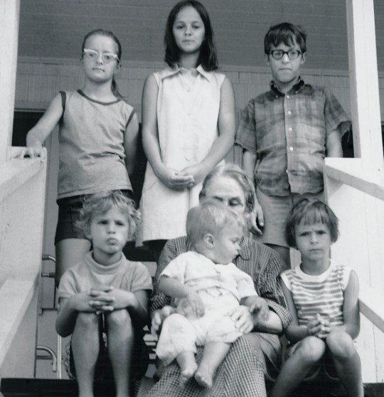 Tiffany Sedaris' old image with her mother and siblings
